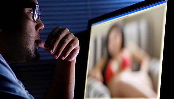 Homem conversa com garota em um chat erótico